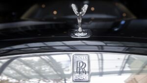 106949353 1632918371177 gettyimages 959768668 20180516 christo rollsroyce 2047